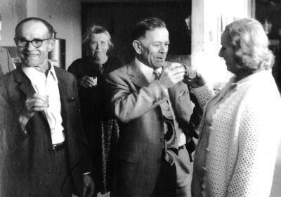 Bei der Weinprobe - Von links nach rechts: Herr Rentschler, Klara, BgM Walz, Kindertante Frieda