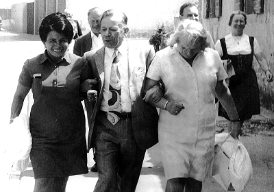 Nach der Weinprobe - Hintere Reihe ganz rechts: Frau Burkhardt. Vordere Reihe von links nach rechts: Gattin Stadtrat K�bler, BgM Walz, Kindertante Frieda